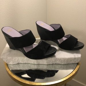 Johnston & Murphy wedged black sandals size 9